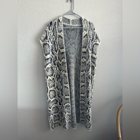 NWT Madison 88 fuzzy snake print sleeveless cardigan one size - Picture 1 of 5
